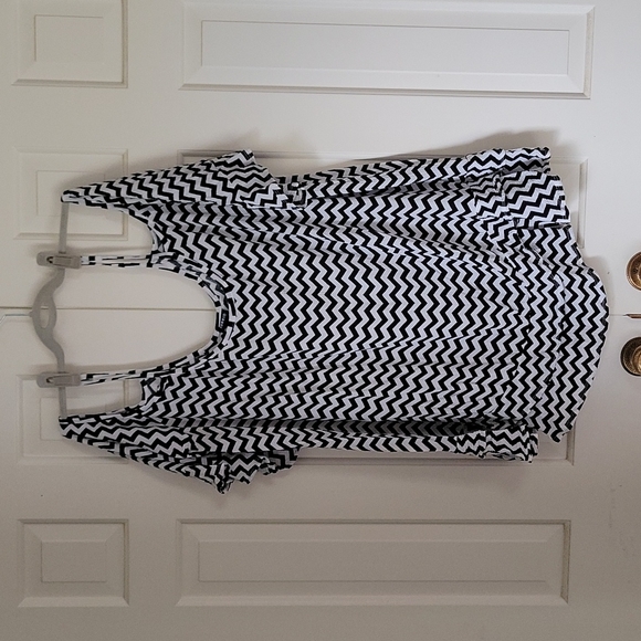 Torrid sz 3 strappy Cold shoulder blouse black white chevron pattern … - Picture 1 of 6